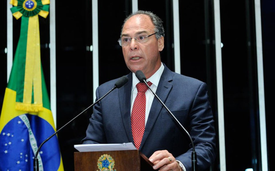 Sem espaço no PSB, o senador Fernando Bezerra Coelho deixou a legenda socialista e se filiou ao PMDB. Mudança aconteceu após uma longa negociação do parlamentar com outras legendas, incluindo o DEM, do presidente da Câmara Rodrigo Maia (RJ), e do ministro da Educação, Mendonça Filho (PE); no ato de filiação, estavam presentes peemedebistas de peso, como os ministros Eliseu Padilha (Casa Civil) e Moreira Franco (Secretaria-Geral da Presidência), o presidente nacional do partido, senador Romero Jucá (RR), e o presidente do Senado, Eunício Oliveira (PMDB-CE) que, assim como Fernando, são investigados ou foram citados em delações da Lava Jato (Foto: Paulo Emílio) Sem espaço no PSB, o senador Fernando Bezerra Coelho deixou a legenda socialista e se filiou ao PMDB. Mudança aconteceu após uma longa negociação do parlamentar com outras legendas, incluindo o DEM, do presidente da Câmara Rodrigo Maia (RJ), e do ministro da Educação, Mendonça Filho (PE); no ato de filiação, estavam presentes peemedebistas de peso, como os ministros Eliseu Padilha (Casa Civil) e Moreira Franco (Secretaria-Geral da Presidência), o presidente nacional do partido, senador Romero Jucá (RR), e o presidente do Senado, Eunício Oliveira (PMDB-CE) que, assim como Fernando, são investigados ou foram citados em delações da Lava Jato