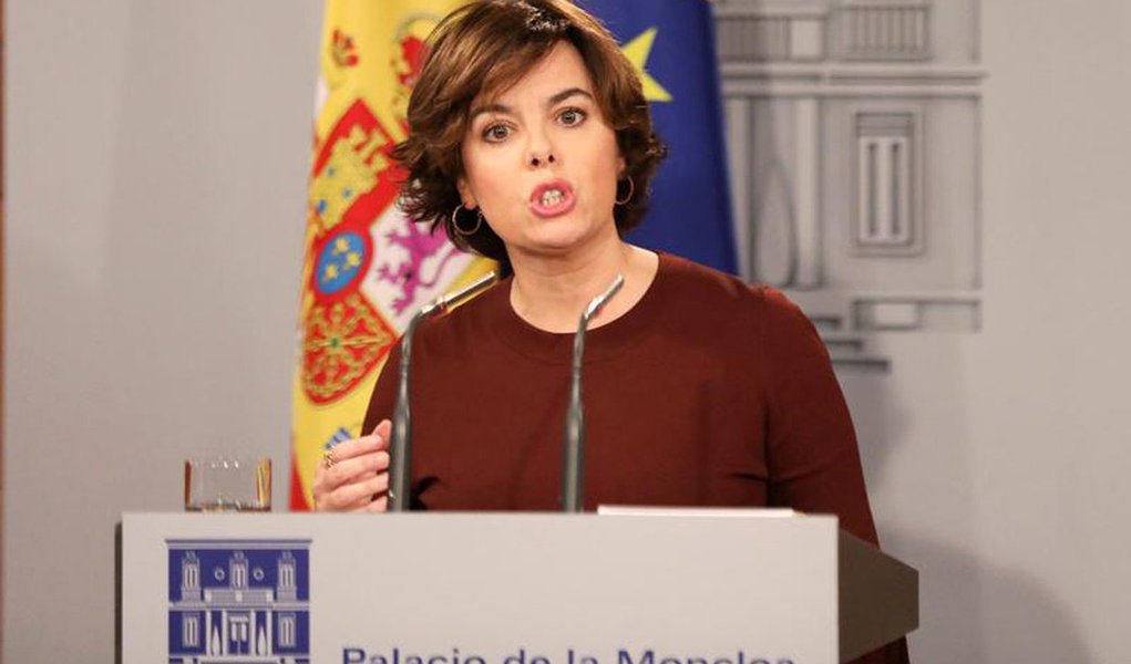 A força policial da Catalunha disse para seus oficiais permanecerem neutros nos esforços sobre a luta da região por independência da Espanha, em um passo para evitar possível conflito, conforme o governo de Madri começa a impor controle neste sábado, 28; primeiro-ministro da Espanha, Mariano Rajoy, destituiu o governo Catalão, assumiu controle e convocou uma nova eleição após o Parlamento regional realizar uma declaração unilateral de independência na sexta-feira, agravando a pior crise política da Espanha em quatro décadas; Rajoy designou a vice-primeira-ministra, Soraya Sáenz Santamaría, para supervisionar o processo (Foto: Aquiles Lins) A força policial da Catalunha disse para seus oficiais permanecerem neutros nos esforços sobre a luta da região por independência da Espanha, em um passo para evitar possível conflito, conforme o governo de Madri começa a impor controle neste sábado, 28; primeiro-ministro da Espanha, Mariano Rajoy, destituiu o governo Catalão, assumiu controle e convocou uma nova eleição após o Parlamento regional realizar uma declaração unilateral de independência na sexta-feira, agravando a pior crise política da Espanha em quatro décadas; Rajoy designou a vice-primeira-ministra, Soraya Sáenz Santamaría, para supervisionar o processo