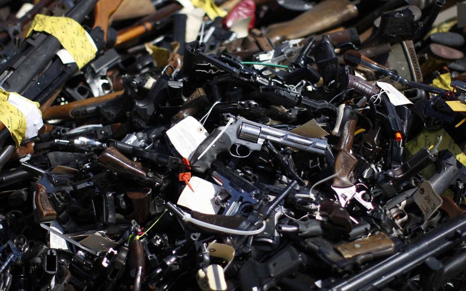 De janeiro a julho deste ano, 324 fuzis, 22 submetralhadoras, 2.063 pistolas e 2.049 revólveres foram apreendidos em todo o estado do Rio, informou o ISP; para combater o comércio ilegal de armas, a Delegacia Especializada em Armas, Munições e Explosivos (Desarme) está usando a tecnologia no trabalho de investigação e inteligência; um novo sistema de informática que está sendo desenvolvido agrupará em um banco de dados informações detalhadas para subsidiar as investigações (Foto: Leonardo Lucena) De janeiro a julho deste ano, 324 fuzis, 22 submetralhadoras, 2.063 pistolas e 2.049 revólveres foram apreendidos em todo o estado do Rio, informou o ISP; para combater o comércio ilegal de armas, a Delegacia Especializada em Armas, Munições e Explosivos (Desarme) está usando a tecnologia no trabalho de investigação e inteligência; um novo sistema de informática que está sendo desenvolvido agrupará em um banco de dados informações detalhadas para subsidiar as investigações