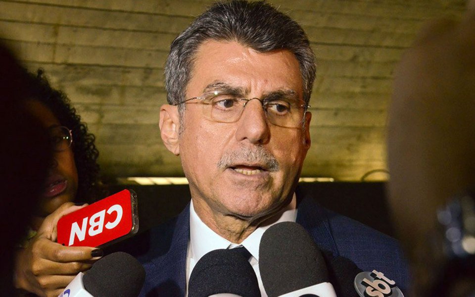 Líder do governo no Senado, Romero Jucá (PMDB-RR) está internado em um hospital de Boa Vista, capital de Roraima, sob suspeita de estar com diverticulite, uma inflamação dos divertículos do intestino; na semana passada, dois filhos e duas ex-enteadas do parlamentar foram indiciados pela Polícia Federal pela suspeita de envolvimento em um esquema de fraudes no programa Minha Casa, Minha Vida que teria desviado R$ 32 milhões; peemedebista também é investigado no âmbito da Operação Lava Jato (Foto: Paulo Emílio) Líder do governo no Senado, Romero Jucá (PMDB-RR) está internado em um hospital de Boa Vista, capital de Roraima, sob suspeita de estar com diverticulite, uma inflamação dos divertículos do intestino; na semana passada, dois filhos e duas ex-enteadas do parlamentar foram indiciados pela Polícia Federal pela suspeita de envolvimento em um esquema de fraudes no programa Minha Casa, Minha Vida que teria desviado R$ 32 milhões; peemedebista também é investigado no âmbito da Operação Lava Jato