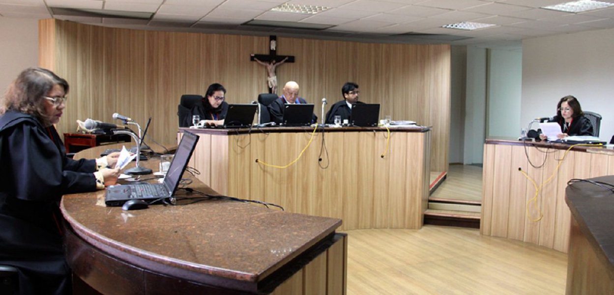A 3ª Câmara de Direito Privado do Tribunal de Justiça do Ceará (TJCE) manteve decisão que obriga a Unimed Fortaleza a fornecer tratamento na modalidade home care (domiciliar) para um idoso. A desembargadora Lira Ramos de Oliveira, relatora do processo, seguiu "entendimento do Superior Tribunal de Justiça (STJ) no sentido de que é abusiva a cláusula contratual que exclui tratamento prescrito para garantir a saúde ou a vida do beneficiário"
(Foto: Fatima 247) A 3ª Câmara de Direito Privado do Tribunal de Justiça do Ceará (TJCE) manteve decisão que obriga a Unimed Fortaleza a fornecer tratamento na modalidade home care (domiciliar) para um idoso. A desembargadora Lira Ramos de Oliveira, relatora do processo, seguiu "entendimento do Superior Tribunal de Justiça (STJ) no sentido de que é abusiva a cláusula contratual que exclui tratamento prescrito para garantir a saúde ou a vida do beneficiário"