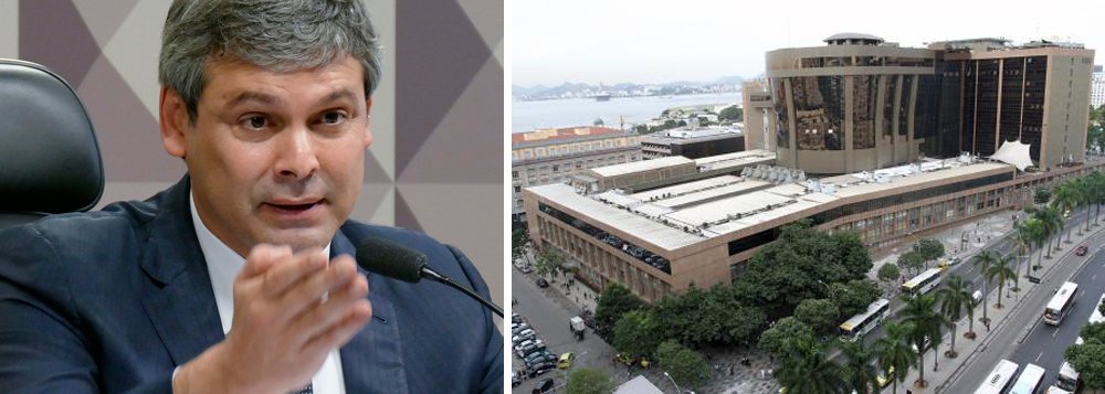 Líder do PT no Senado, Lindbergh Farias (PT-RJ), está acionando o CNJ contra o pagamento dos supersalários de juízes e procuradores do Rio; segundo levantamento realizado pela imprensa, no Tribunal de Justiça do Rio, 98,5% dos magistrados tiveram vencimentos brutos acima do limite de R$ 33.763 definido constitucionalmente com base nos ganhos dos ministros do STF; senador acredita que a denúncia merece fiscalização por parte do CNJ diante do agravamento da crise vivida pelo Estado do Rio de Janeiro e dos atrasos no pagamento de subsídios de outros servidores (Foto: Paulo Emílio) Líder do PT no Senado, Lindbergh Farias (PT-RJ), está acionando o CNJ contra o pagamento dos supersalários de juízes e procuradores do Rio; segundo levantamento realizado pela imprensa, no Tribunal de Justiça do Rio, 98,5% dos magistrados tiveram vencimentos brutos acima do limite de R$ 33.763 definido constitucionalmente com base nos ganhos dos ministros do STF; senador acredita que a denúncia merece fiscalização por parte do CNJ diante do agravamento da crise vivida pelo Estado do Rio de Janeiro e dos atrasos no pagamento de subsídios de outros servidores