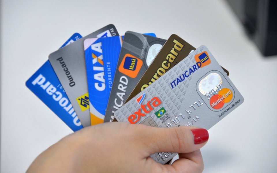A taxa de juros do rotativo do cartão de crédito para quem paga o valor mínimo da fatura caiu em junho. A taxa chegou a 230,4% ao ano no mês passado, com redução de 28,1 pontos percentuais em relação a maio, de acordo com dados divulgados hoje (27) pelo Banco Central (BC) (Foto: Leonardo Attuch) A taxa de juros do rotativo do cartão de crédito para quem paga o valor mínimo da fatura caiu em junho. A taxa chegou a 230,4% ao ano no mês passado, com redução de 28,1 pontos percentuais em relação a maio, de acordo com dados divulgados hoje (27) pelo Banco Central (BC)