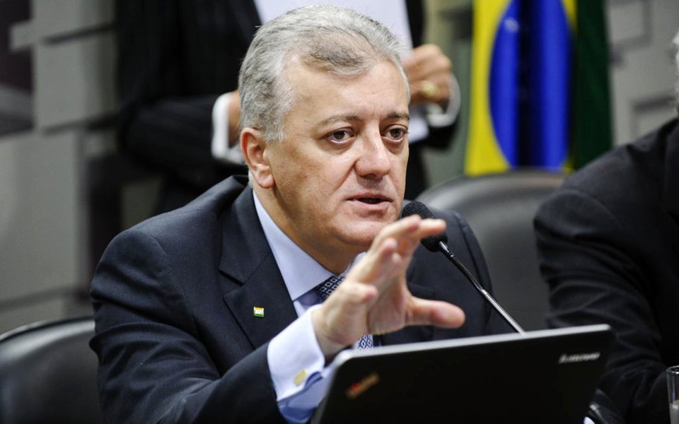 Preso na manhã desta quinta-feira pela Operação Lava Jato, o ex-presidente do Banco do Brasil e da Petrobras Aldemir Bendine tinha passagem só de ida para Portugal, cujo embarque estava marcado para esta sexta; esse teria sido o principal motivo para que sua prisão acontecesse hoje, de acordo com o Ministério Público Federal; Bendine também tem cidadania italiana, o que aumentava a possibilidade de fuga, na interpretação da Procuradoria da República; seu advogado, Pierpaolo Bottini, porém, disse que a passagem de volta já estava comprada e que irá anexar o comprovante ao inquérito (Foto: Romulo Faro) Preso na manhã desta quinta-feira pela Operação Lava Jato, o ex-presidente do Banco do Brasil e da Petrobras Aldemir Bendine tinha passagem só de ida para Portugal, cujo embarque estava marcado para esta sexta; esse teria sido o principal motivo para que sua prisão acontecesse hoje, de acordo com o Ministério Público Federal; Bendine também tem cidadania italiana, o que aumentava a possibilidade de fuga, na interpretação da Procuradoria da República; seu advogado, Pierpaolo Bottini, porém, disse que a passagem de volta já estava comprada e que irá anexar o comprovante ao inquérito