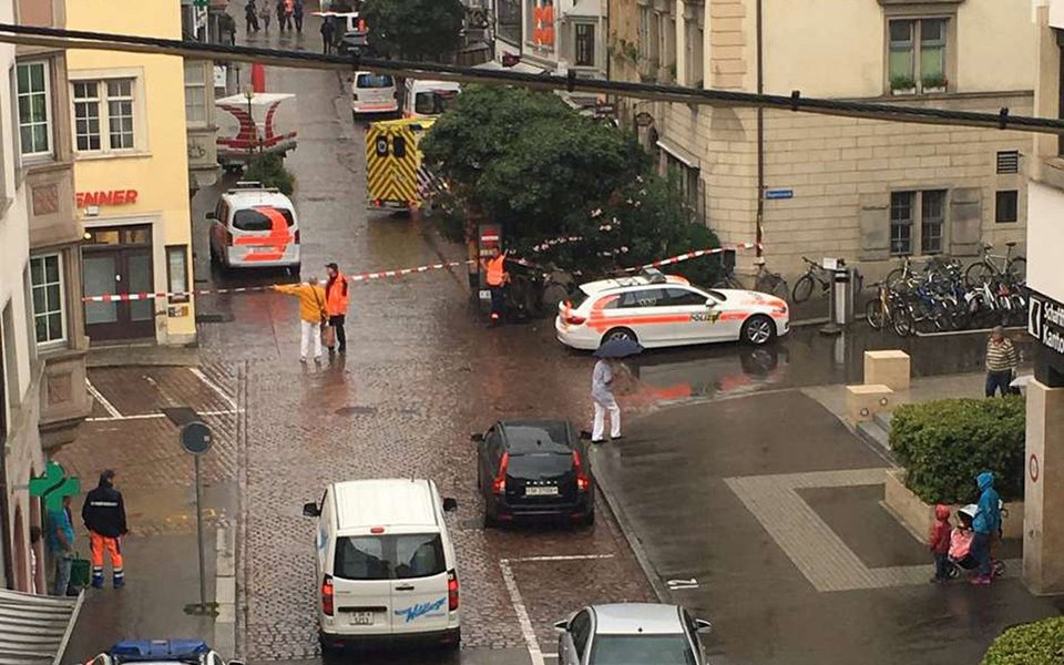 Homem armado com uma serra elétrica deixou ao menos cinco feridos, dois em estado grave, em uma pequena cidade suíça, que foi isolada enquanto a polícia procura pelo suspeito; polícia disse que o ataque "não foi um ato de terrorismo"; ataque aconteceu dentro de um prédio de escritórios em uma rua comercial no centro de Schaffhausen, uma cidade medieval com cerca de 36 mil habitantes na fronteira com a Alemanha (Foto: Paulo Emílio) Homem armado com uma serra elétrica deixou ao menos cinco feridos, dois em estado grave, em uma pequena cidade suíça, que foi isolada enquanto a polícia procura pelo suspeito; polícia disse que o ataque "não foi um ato de terrorismo"; ataque aconteceu dentro de um prédio de escritórios em uma rua comercial no centro de Schaffhausen, uma cidade medieval com cerca de 36 mil habitantes na fronteira com a Alemanha