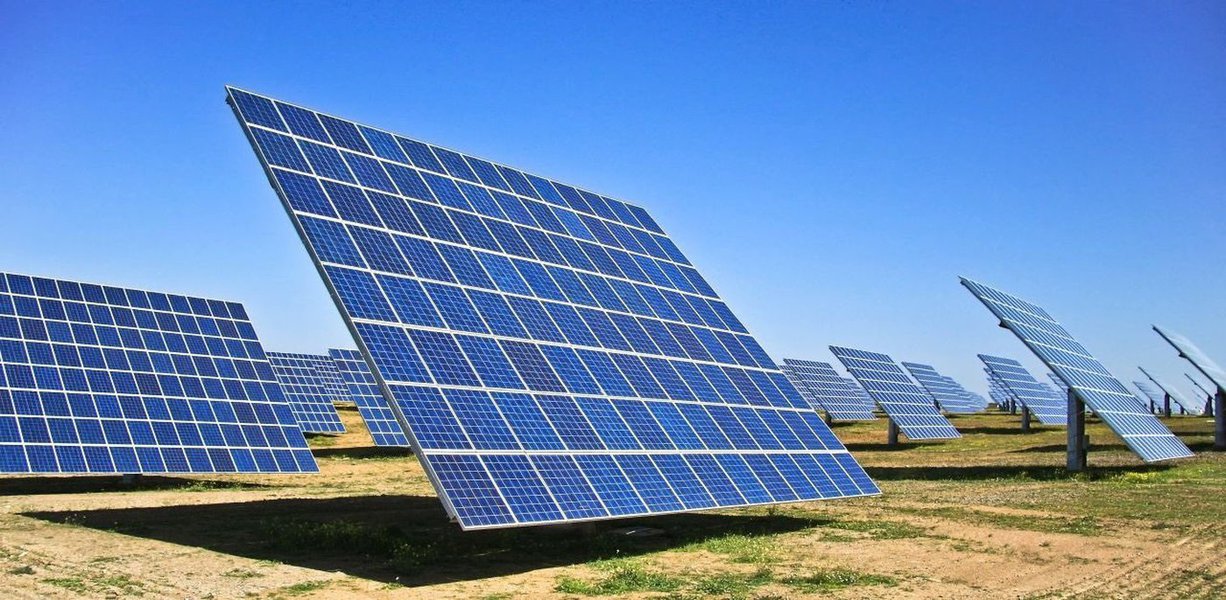 Secretaria Estadual de Meio Ambiente do Piauí (SEMAR) entregou as Licenças Ambientais de Operação para a instalação do Parque Solar Nova Olinda, da Enel Green Power Brasil Participações Ltda., e a linha de transmissão de 500 KV da Nova Olinda – São João do Piauí/Ribeira do Piauí, para Alexandre Bittar, especialista ambiental da empresa; localizada no município de Ribeira do Piauí, a 377 km de Teresina, na microrregião do Alto Médio Canindé, a usina terá investimento que gira em torno de US$ 300 milhões; o parque está em uma área com altos níveis de radiação solar e vai contribuir de forma significativa para atender a crescente demanda de energia do País (Foto: Leonardo Lucena) Secretaria Estadual de Meio Ambiente do Piauí (SEMAR) entregou as Licenças Ambientais de Operação para a instalação do Parque Solar Nova Olinda, da Enel Green Power Brasil Participações Ltda., e a linha de transmissão de 500 KV da Nova Olinda – São João do Piauí/Ribeira do Piauí, para Alexandre Bittar, especialista ambiental da empresa; localizada no município de Ribeira do Piauí, a 377 km de Teresina, na microrregião do Alto Médio Canindé, a usina terá investimento que gira em torno de US$ 300 milhões; o parque está em uma área com altos níveis de radiação solar e vai contribuir de forma significativa para atender a crescente demanda de energia do País