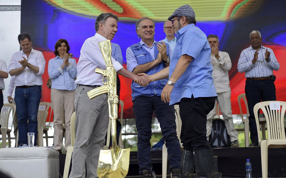 As Forças Armadas Revolucionárias da Colômbia (Farc) anunciaram nesta segunda-feira que se transformarão em partido político a partir do próximo dia 1º de setembro, segundo uma determinação tomada pelo Plenário do Estado Maior do grupo, reunido em Bogotá; "Em 1º de setembro estaremos lançando publicamente o novo movimento politico", disse o guerrilheiro de codinome Carlos Antonio Lozada, membro do Estado Maior das Farc, em uma coletiva de imprensa (Foto: Romulo Faro) As Forças Armadas Revolucionárias da Colômbia (Farc) anunciaram nesta segunda-feira que se transformarão em partido político a partir do próximo dia 1º de setembro, segundo uma determinação tomada pelo Plenário do Estado Maior do grupo, reunido em Bogotá; "Em 1º de setembro estaremos lançando publicamente o novo movimento politico", disse o guerrilheiro de codinome Carlos Antonio Lozada, membro do Estado Maior das Farc, em uma coletiva de imprensa