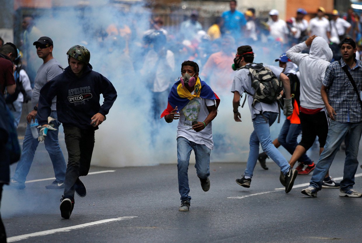 Um homem de 43 anos morreu neste domingo baleado na cabeça em uma manifestação no estado de Lara, o que eleva para cinco o número de mortos durante os protestos contra a votação da Assembleia Nacional Constituinte na Venezuela; Ministério Público (MP) informou via Twitter a morte de Luis Zambrano, que "recebeu um disparo na cabeça durante uma manifestação na rua 54 com Pedro León Torres, de Barquisimeto" e adiantou que já iniciou a investigação do incidente (Foto: Aquiles Lins) Um homem de 43 anos morreu neste domingo baleado na cabeça em uma manifestação no estado de Lara, o que eleva para cinco o número de mortos durante os protestos contra a votação da Assembleia Nacional Constituinte na Venezuela; Ministério Público (MP) informou via Twitter a morte de Luis Zambrano, que "recebeu um disparo na cabeça durante uma manifestação na rua 54 com Pedro León Torres, de Barquisimeto" e adiantou que já iniciou a investigação do incidente