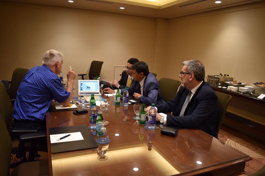 A empresa canadense BRP, que fabrica quadriciclos e motos aquáticas, apresentou ao governador Wellington Dias um projeto para realização de um evento esportivo internacional de quadriciclos no litoral do Piauí; no Canadá, o vice-presidente da BRP, Robert Lumley, disse “a proposta sempre é levar o evento a lugares preservados e com natureza exuberante”; o governador ressaltou que a ideia de um campeonato internacional de quadriciclos é totalmente viável, principalmente porque o litoral piauiense faz parte do roteiro turístico Rota das Emoções, que integra parte da área litorânea do Maranhão, do Piauí e do Ceará. “Inclusive, já estamos agendando um encontro com os gestores dos outros dois estados para discutirmos a proposta”, afirmou Dias (Foto: Leonardo Lucena) A empresa canadense BRP, que fabrica quadriciclos e motos aquáticas, apresentou ao governador Wellington Dias um projeto para realização de um evento esportivo internacional de quadriciclos no litoral do Piauí; no Canadá, o vice-presidente da BRP, Robert Lumley, disse “a proposta sempre é levar o evento a lugares preservados e com natureza exuberante”; o governador ressaltou que a ideia de um campeonato internacional de quadriciclos é totalmente viável, principalmente porque o litoral piauiense faz parte do roteiro turístico Rota das Emoções, que integra parte da área litorânea do Maranhão, do Piauí e do Ceará. “Inclusive, já estamos agendando um encontro com os gestores dos outros dois estados para discutirmos a proposta”, afirmou Dias