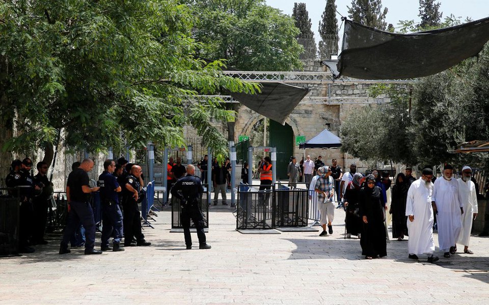 Principais instituições muçulmanas nos territórios palestinos pediram aos fiéis para continuar com os protestos nas proximidades da Esplanada das Mesquitas, apesar da retirada pelo governo de Israel dos polêmicos detectores de metal do local e até que sejam esclarecidos os controles que serão colocados em substituição; Israel retirou nesta madrugada os arcos metálicos, mas anunciou que os aparelhos serão substituídos por "câmaras inteligentes" que controlariam o acesso e evitariam a entrada de pessoas armadas (Foto: Paulo Emílio) Principais instituições muçulmanas nos territórios palestinos pediram aos fiéis para continuar com os protestos nas proximidades da Esplanada das Mesquitas, apesar da retirada pelo governo de Israel dos polêmicos detectores de metal do local e até que sejam esclarecidos os controles que serão colocados em substituição; Israel retirou nesta madrugada os arcos metálicos, mas anunciou que os aparelhos serão substituídos por "câmaras inteligentes" que controlariam o acesso e evitariam a entrada de pessoas armadas