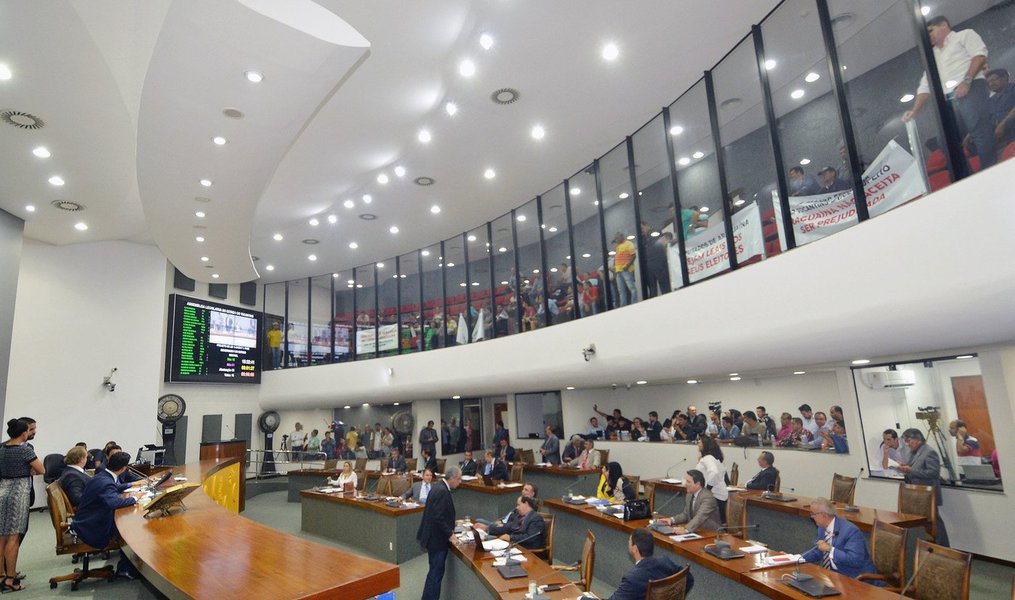 Além da operação de R$ 453 milhões para projetos diversos no estado, os deputados estaduais autorizaram o governo do Estado a contrair um empréstimo de R$ 130 milhões junto a Caixa Econômica para a construção da nova ponte sobre o Rio Tocantins, em Porto Nacional; a aprovação terá de passar pela sanção da União; a nova ponte terá 1.488 metros de extensão, sendo 1.088 de vão e 400 de aterro (Foto: Leonardo Lucena) Além da operação de R$ 453 milhões para projetos diversos no estado, os deputados estaduais autorizaram o governo do Estado a contrair um empréstimo de R$ 130 milhões junto a Caixa Econômica para a construção da nova ponte sobre o Rio Tocantins, em Porto Nacional; a aprovação terá de passar pela sanção da União; a nova ponte terá 1.488 metros de extensão, sendo 1.088 de vão e 400 de aterro