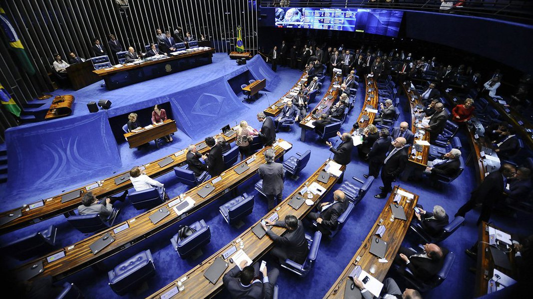 O Plenário do Senado aprovou na noite desta terça-feira, 3, a Proposta de Emenda à Constituição (PEC) que cria uma cláusula de desempenho, a partir de 2018, para as legendas terem acesso ao Fundo Partidário e ao tempo gratuito de rádio e TV; texto também prevê o fim das coligações proporcionais, a partir das eleições de 2020; por se tratar de uma mudança na Constituição, a PEC precisava do apoio de pelo menos 49 senadores; no primeiro turno, a PEC foi aprovada por 62 votos a zero; no segundo, por 58 votos a zero (Foto: Aquiles Lins) O Plenário do Senado aprovou na noite desta terça-feira, 3, a Proposta de Emenda à Constituição (PEC) que cria uma cláusula de desempenho, a partir de 2018, para as legendas terem acesso ao Fundo Partidário e ao tempo gratuito de rádio e TV; texto também prevê o fim das coligações proporcionais, a partir das eleições de 2020; por se tratar de uma mudança na Constituição, a PEC precisava do apoio de pelo menos 49 senadores; no primeiro turno, a PEC foi aprovada por 62 votos a zero; no segundo, por 58 votos a zero