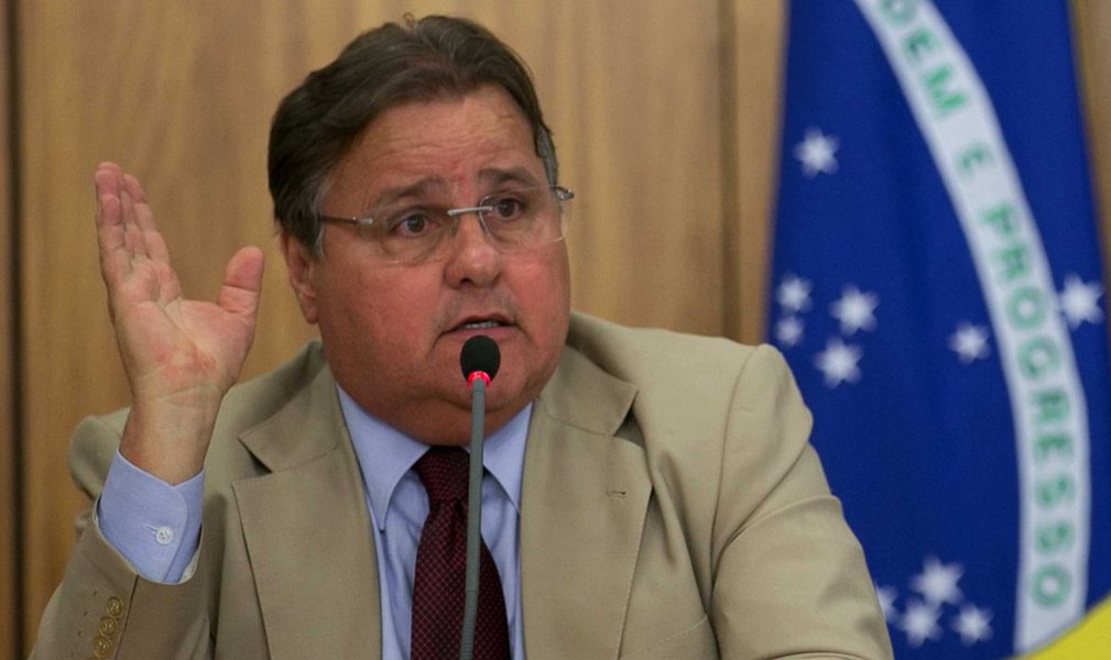 Réu por obstrução de justiça, o ex-ministro baiano Geddel Vieira Lima (PMDB) se recusou a ajudar a Polícia Federal no acesso ao conteúdo de um dos seus celulares apreendidos; interrogado pelos agentes federais, Geddel foi informado de que as duas senhas fornecidas por ele para desbloquear o equipamento não funcionaram; ele disse que estava com dificuldade de se recordar da Senha porque costumava usar a digital para destravar o aparelho; a PF pediu a ele que usasse a digital, mas o auxiliar de Michel Temer se recusou (Foto: Romulo Faro) Réu por obstrução de justiça, o ex-ministro baiano Geddel Vieira Lima (PMDB) se recusou a ajudar a Polícia Federal no acesso ao conteúdo de um dos seus celulares apreendidos; interrogado pelos agentes federais, Geddel foi informado de que as duas senhas fornecidas por ele para desbloquear o equipamento não funcionaram; ele disse que estava com dificuldade de se recordar da Senha porque costumava usar a digital para destravar o aparelho; a PF pediu a ele que usasse a digital, mas o auxiliar de Michel Temer se recusou