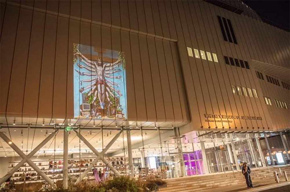 A pressão do Movimento Brasil Livre (MBL) e de grupos de direita que culminou no fechamento da exposição "Queermuseu" em Porto Alegre (RS), no início do mês, começa a gerar o efeito contrário; com a polêmica, a mostra que reúne obras tratando da questão de gênero e sexualidade ganhou repercussão mundial e, graças à iniciativa de Cibele Vieira, uma das artistas da exposição, várias das obras censuradas foram parar em Nova Iorque; no sábado (23), em um evento batizado de NY Loves Queermuseu, dezenas de obras da exposição foram projetadas na fachada do New Museum, do Whitney Museum of American Art e do Bushwick Museum (Foto: Aquiles Lins) A pressão do Movimento Brasil Livre (MBL) e de grupos de direita que culminou no fechamento da exposição "Queermuseu" em Porto Alegre (RS), no início do mês, começa a gerar o efeito contrário; com a polêmica, a mostra que reúne obras tratando da questão de gênero e sexualidade ganhou repercussão mundial e, graças à iniciativa de Cibele Vieira, uma das artistas da exposição, várias das obras censuradas foram parar em Nova Iorque; no sábado (23), em um evento batizado de NY Loves Queermuseu, dezenas de obras da exposição foram projetadas na fachada do New Museum, do Whitney Museum of American Art e do Bushwick Museum