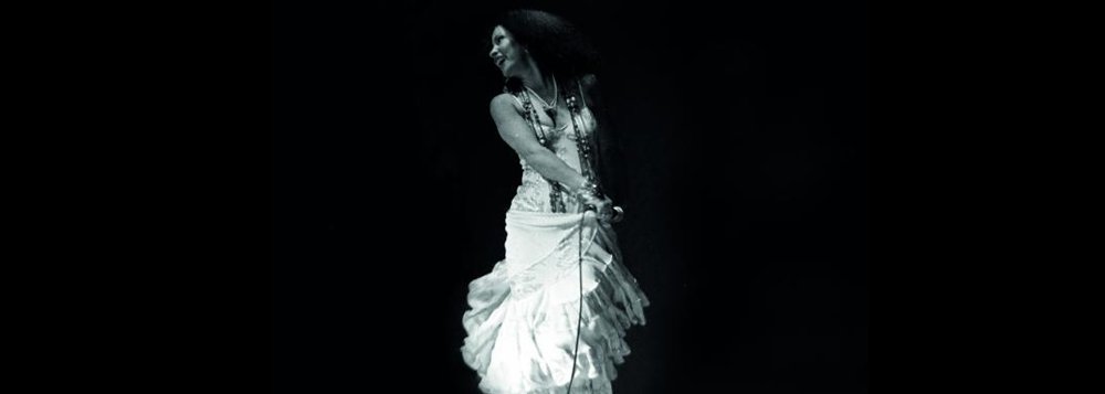 Resultado de um minucioso trabalho de pesquisa, o documentário Clara Estrela traz cenas inéditas, como a apresentação da cantora na Suécia, na década de 1970 e revela suas raízes, desde sua saída de Paraopeba – cidade próxima a Belo Horizonte – até se tornar intérprete de compositores como Cartola e de Candeia; a produção do filme pede que espectadores compareçam à estreia do filme vestidos de branco para um protesto contra a intolerância religiosa, um tema relevante para Clara Nunes, que era umbandista (Foto: Charles Nisz) Resultado de um minucioso trabalho de pesquisa, o documentário Clara Estrela traz cenas inéditas, como a apresentação da cantora na Suécia, na década de 1970 e revela suas raízes, desde sua saída de Paraopeba – cidade próxima a Belo Horizonte – até se tornar intérprete de compositores como Cartola e de Candeia; a produção do filme pede que espectadores compareçam à estreia do filme vestidos de branco para um protesto contra a intolerância religiosa, um tema relevante para Clara Nunes, que era umbandista