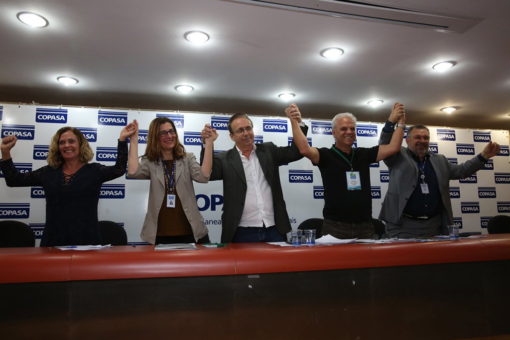 O governo de Minas Gerais informou que, por meio da Companhia de Saneamento de Minas Gerais (Copasa), investirá a cifra milionária nos próximos cinco anos em obras de saneamento nos municípios de sua concessão que fazem parte da bacia hidrográfica do Rio das Velhas; foi assinado o Termo de Adesão da Copasa ao Programa Revitaliza Rio das Velhas, durante 97ª Reunião Plenária do Comitê da Bacia Hidrográfica (CBH) Rio das Velhas, realizada no auditório da estatal, em Belo Horizonte (Foto: Leonardo Lucena) O governo de Minas Gerais informou que, por meio da Companhia de Saneamento de Minas Gerais (Copasa), investirá a cifra milionária nos próximos cinco anos em obras de saneamento nos municípios de sua concessão que fazem parte da bacia hidrográfica do Rio das Velhas; foi assinado o Termo de Adesão da Copasa ao Programa Revitaliza Rio das Velhas, durante 97ª Reunião Plenária do Comitê da Bacia Hidrográfica (CBH) Rio das Velhas, realizada no auditório da estatal, em Belo Horizonte