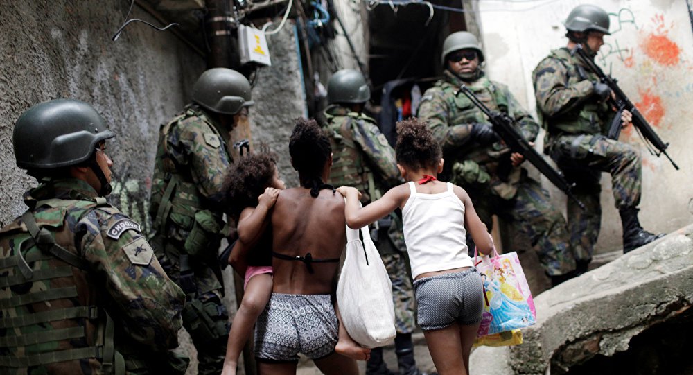Cinco detidos, 16 fuzis e 12 granadas apreendidas em um ambiente de muito medo e abusos; a operação com a participação de 950 homens das Forças Armadas na comunidade da Rocinha, na zona sul do Rio de Janeiro, entrou em seu segundo dia e, de acordo com as autoridades, não tem prazo para acabar; "Os resultados desta madrugada mostram que estamos no caminho certo", afirmou o general Mauro Sinot, coordenador das operações das Forças Armadas no Rio; poucas horas antes da coletiva, novos tiroteios foram registrados na Rocinha ao longo da madrugada (Foto: Aquiles Lins) Cinco detidos, 16 fuzis e 12 granadas apreendidas em um ambiente de muito medo e abusos; a operação com a participação de 950 homens das Forças Armadas na comunidade da Rocinha, na zona sul do Rio de Janeiro, entrou em seu segundo dia e, de acordo com as autoridades, não tem prazo para acabar; "Os resultados desta madrugada mostram que estamos no caminho certo", afirmou o general Mauro Sinot, coordenador das operações das Forças Armadas no Rio; poucas horas antes da coletiva, novos tiroteios foram registrados na Rocinha ao longo da madrugada
