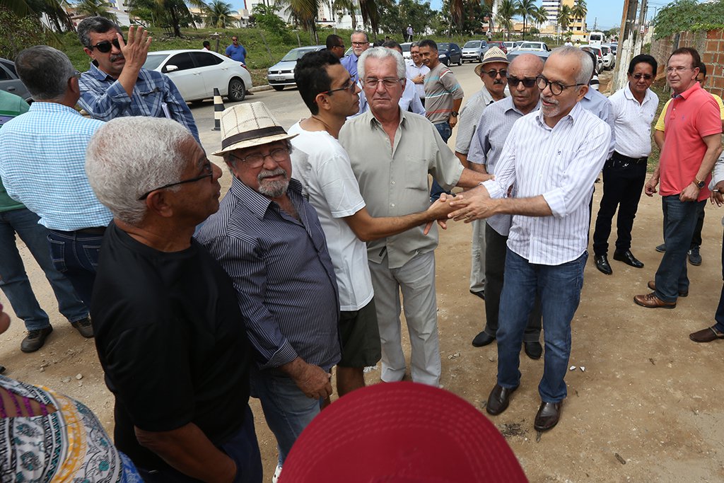 O prefeito Edvaldo Nogueira autorizou a retomada de mais uma obra em Aracaju; desta vez, serão concluídas as ações complementares da construção do canal Costa do Sol, nos bairros Aeroporto e Atalaia; o investimento é de R$ 761,7 mil; o projeto, cuja execução chegou a 90% ainda no mandato anterior de Edvaldo, foi completamente paralisado nos últimos quatro anos; agora, a administração municipal retomará a obra, que inclui a terraplanagem e pavimentação de algumas ruas e construção de área de passeio no entorno da lagoa de contenção do canal (Foto: Leonardo Lucena) O prefeito Edvaldo Nogueira autorizou a retomada de mais uma obra em Aracaju; desta vez, serão concluídas as ações complementares da construção do canal Costa do Sol, nos bairros Aeroporto e Atalaia; o investimento é de R$ 761,7 mil; o projeto, cuja execução chegou a 90% ainda no mandato anterior de Edvaldo, foi completamente paralisado nos últimos quatro anos; agora, a administração municipal retomará a obra, que inclui a terraplanagem e pavimentação de algumas ruas e construção de área de passeio no entorno da lagoa de contenção do canal