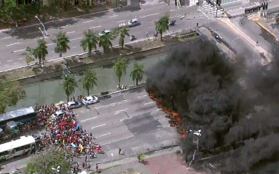 Uma série de protestos por moradia complicou o trânsito e acabou em confronto entre manifestantes e policiais do Batalhão de Choque no Recife; manifestantes, ligados ao Movimento dos Trabalhadores Sem Teto (MTST), promoveram bloqueios em diversos pontos da capital pernambucana; ao chegarem ao Palácio do Campo das Princesas, os manifestantes entraram em confronto com policiais militares que tentavam impedir o protesto; PM usou balas de borracha e bombas de efeito moral para dispersar a multidão (Foto: Paulo Emílio) Uma série de protestos por moradia complicou o trânsito e acabou em confronto entre manifestantes e policiais do Batalhão de Choque no Recife; manifestantes, ligados ao Movimento dos Trabalhadores Sem Teto (MTST), promoveram bloqueios em diversos pontos da capital pernambucana; ao chegarem ao Palácio do Campo das Princesas, os manifestantes entraram em confronto com policiais militares que tentavam impedir o protesto; PM usou balas de borracha e bombas de efeito moral para dispersar a multidão