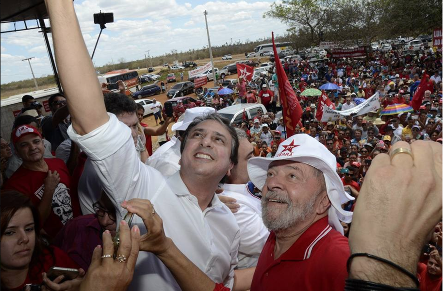A caravana do ex-presidente Lula pelo Nordeste desembarca nesta terça (29) no Ceará, com paradas programadas nos municípios de Quixeré, Morada Nova e Quixadá, onde será promovido ato político. Na quarta-feira (30), o líder petista segue para o Crato, na região do Cariri. Acompanhe aqui a passagem de Lula pelo Estado (Foto: Rodrigo Rocha) A caravana do ex-presidente Lula pelo Nordeste desembarca nesta terça (29) no Ceará, com paradas programadas nos municípios de Quixeré, Morada Nova e Quixadá, onde será promovido ato político. Na quarta-feira (30), o líder petista segue para o Crato, na região do Cariri. Acompanhe aqui a passagem de Lula pelo Estado