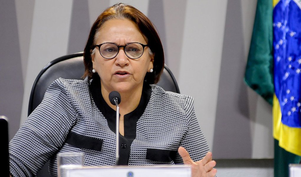 Presidente da Frente Parlamentar Mista em Defesa do Livro, da Leitura e da Biblioteca, senadora Fátima Bezerra (PT), irá propor, na Comissão de Educação de Educação, Cultura e Esporte, a realização de uma audiência pública para debater a extinção do Programa Nacional Biblioteca da Escola (PNBE) pelo governo Michel Temer; "Não podemos deixar que mais esse retrocesso se imponha à educação de nossas crianças, jovens e de todo o povo brasileiro. O MEC deveria apresentas saídas e não acabar com o programa. Isso é um crime, é inaceitável! ", afirma (Foto: Paulo Emílio) Presidente da Frente Parlamentar Mista em Defesa do Livro, da Leitura e da Biblioteca, senadora Fátima Bezerra (PT), irá propor, na Comissão de Educação de Educação, Cultura e Esporte, a realização de uma audiência pública para debater a extinção do Programa Nacional Biblioteca da Escola (PNBE) pelo governo Michel Temer; "Não podemos deixar que mais esse retrocesso se imponha à educação de nossas crianças, jovens e de todo o povo brasileiro. O MEC deveria apresentas saídas e não acabar com o programa. Isso é um crime, é inaceitável! ", afirma