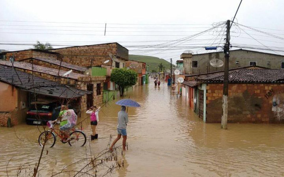 O Recife registrou nas últimas 24 horas o maior volume de chuvas do ano, com acúmulo de 100 milímetros; previsão é que as chuvas intensas continuem caindo ao longo desta sexta-feira (21), o que levou a Agência Pernambucana de Águas e Clima (Apac) a emitir um alerta à população sobre os riscos de alagamentos e de deslizamentos de barreiras; foram registrados alagamentos e diversos deslizamentos de barreiras em diversos pontos da Região Metropolitana e interior (Foto: Paulo Emílio) O Recife registrou nas últimas 24 horas o maior volume de chuvas do ano, com acúmulo de 100 milímetros; previsão é que as chuvas intensas continuem caindo ao longo desta sexta-feira (21), o que levou a Agência Pernambucana de Águas e Clima (Apac) a emitir um alerta à população sobre os riscos de alagamentos e de deslizamentos de barreiras; foram registrados alagamentos e diversos deslizamentos de barreiras em diversos pontos da Região Metropolitana e interior