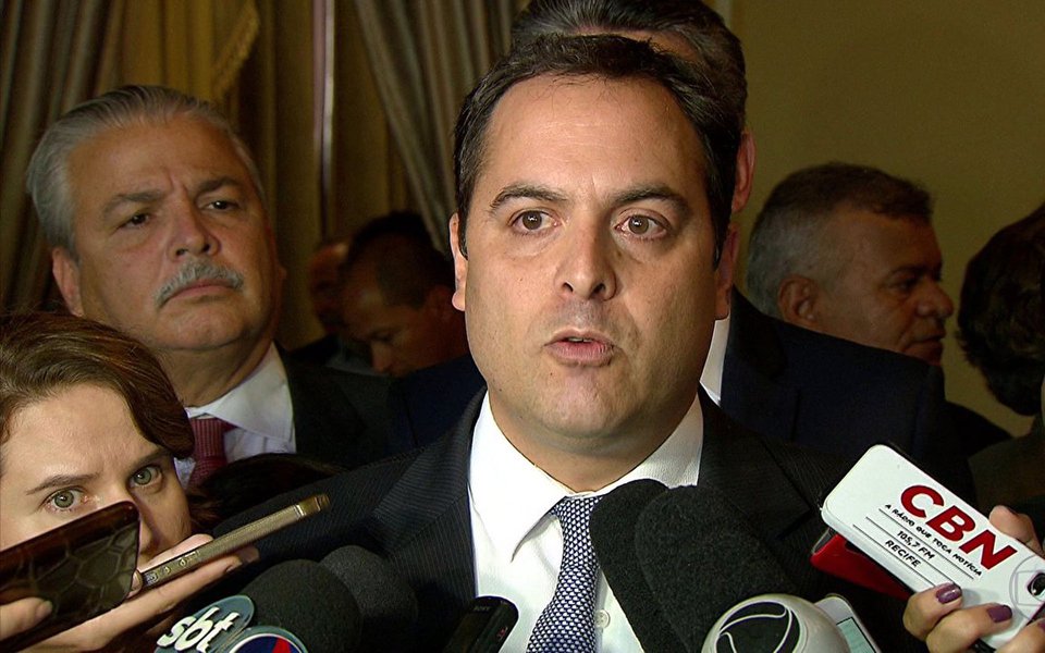 Com a popularidade em baixa e tentando colar os cacos de seu governo, já que aliados como o PSDB e DEM não apenas estão se afastando como estão avançando sobre suas bases eleitorais, além de enfrentar uma ameaça de debandada da ala liderada pelo senador Fernando Bezerra Coelho (PSB-PE) e seu filho, o ministro das Minas e Energia, Fernando Filho (PSB-PE), o governador de Pernambuco, Paulo Câmara (PSB), terá um cenário eleitoral conturbado em sua disputa pela reeleição; para complicar ainda mais, o PT, ex-aliado histórico dos socialistas, descarta uma reaproximação, o que deverá levar a complicações ainda maiores ao PSB em seu principal rincão eleitoral (Foto: Paulo Emílio) Com a popularidade em baixa e tentando colar os cacos de seu governo, já que aliados como o PSDB e DEM não apenas estão se afastando como estão avançando sobre suas bases eleitorais, além de enfrentar uma ameaça de debandada da ala liderada pelo senador Fernando Bezerra Coelho (PSB-PE) e seu filho, o ministro das Minas e Energia, Fernando Filho (PSB-PE), o governador de Pernambuco, Paulo Câmara (PSB), terá um cenário eleitoral conturbado em sua disputa pela reeleição; para complicar ainda mais, o PT, ex-aliado histórico dos socialistas, descarta uma reaproximação, o que deverá levar a complicações ainda maiores ao PSB em seu principal rincão eleitoral
