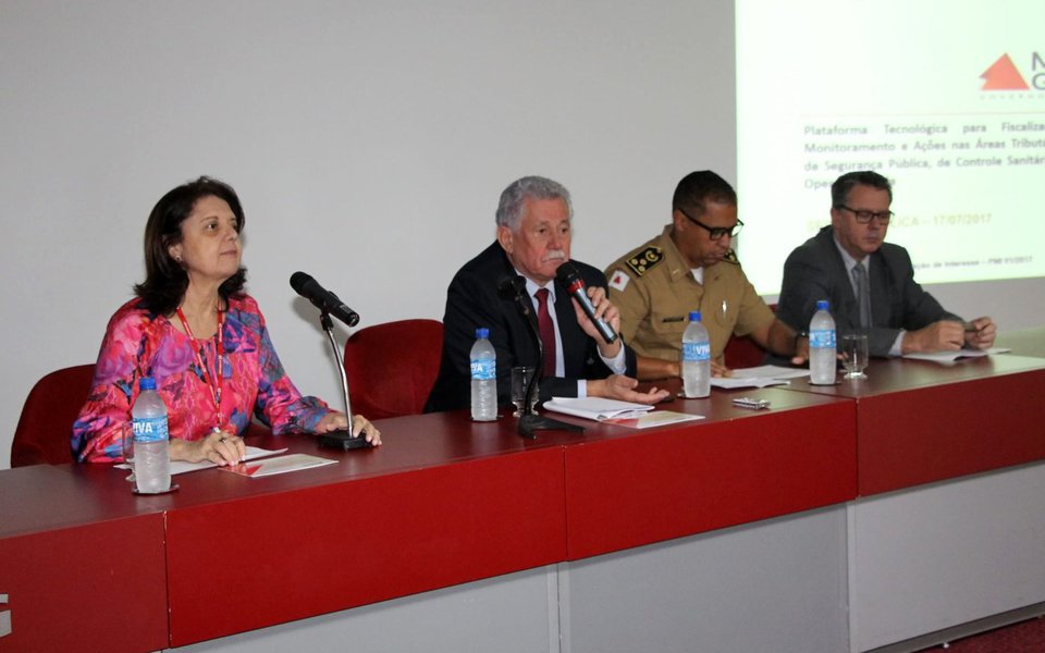 O governo de Minas Gerais iniciou um Procedimento de Manifestação de Interesse para avançar na construção de uma plataforma tecnológica a ser implantada em Minas Gerais, com o apoio da iniciativa privada, por meio de PPP); a data de recebimento de propostas de empresas interessadas no PMI 01/2017 se estende até o dia 18 de agosto deste ano. Segundo informações da Prodemge, o projeto contempla a criação de uma solução de captura, monitoramento e armazenamento de dados eletrônicos de veículos e cargas que trafegam nas rodovias federais e estaduais e vias urbanas do estado, com fins de fiscalização, monitoração e ações nas áreas tributária, de segurança pública, de controle sanitário e de operações viárias. (Foto: Leonardo Lucena) O governo de Minas Gerais iniciou um Procedimento de Manifestação de Interesse para avançar na construção de uma plataforma tecnológica a ser implantada em Minas Gerais, com o apoio da iniciativa privada, por meio de PPP); a data de recebimento de propostas de empresas interessadas no PMI 01/2017 se estende até o dia 18 de agosto deste ano. Segundo informações da Prodemge, o projeto contempla a criação de uma solução de captura, monitoramento e armazenamento de dados eletrônicos de veículos e cargas que trafegam nas rodovias federais e estaduais e vias urbanas do estado, com fins de fiscalização, monitoração e ações nas áreas tributária, de segurança pública, de controle sanitário e de operações viárias.