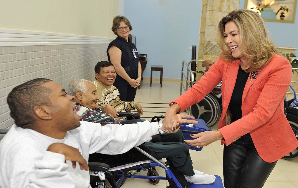A Vila São José Bento Cottolengo, em Trindade, teve uma manhã diferente na quinta-feira; a unidade recebeu com música, em sua capela, a presidente de honra da Organização das Voluntárias de Goiás (OVG), Valéria Perillo; ela esteve na entidade acompanhada do diretor geral da OVG, o major Anderson Augusto Tavares de Souza, e do presidente da Agehab, Luiz Stival, para entregar R$ 80.000,00, de um convênio total de R$ R$ 440.000,00 (Foto: José Barbacena) A Vila São José Bento Cottolengo, em Trindade, teve uma manhã diferente na quinta-feira; a unidade recebeu com música, em sua capela, a presidente de honra da Organização das Voluntárias de Goiás (OVG), Valéria Perillo; ela esteve na entidade acompanhada do diretor geral da OVG, o major Anderson Augusto Tavares de Souza, e do presidente da Agehab, Luiz Stival, para entregar R$ 80.000,00, de um convênio total de R$ R$ 440.000,00