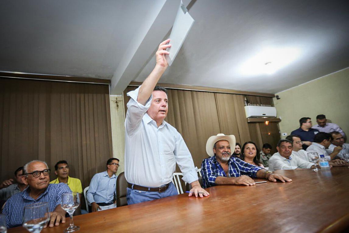 O governador Marconi Perillo assinou com o prefeito de Nova Glória, Carlinhos, convênio de R$ 1 milhão para pavimentação asfáltica; e para construção de 100 casas, com investimento de R$ 7,4 milhões; o chefe do executivo também inaugurou um campo de Futebol Society. Nova Glória foi a última cidade percorrida pela Caravana Goiás na Frente, que visitou sete municípios; “Nós estamos com o pé na estrada. Estamos madrugando, levando obras, convênios, ajuda aos prefeitos para enfrentar a crise”, afirmou Marconi (Foto: Leonardo Lucena) O governador Marconi Perillo assinou com o prefeito de Nova Glória, Carlinhos, convênio de R$ 1 milhão para pavimentação asfáltica; e para construção de 100 casas, com investimento de R$ 7,4 milhões; o chefe do executivo também inaugurou um campo de Futebol Society. Nova Glória foi a última cidade percorrida pela Caravana Goiás na Frente, que visitou sete municípios; “Nós estamos com o pé na estrada. Estamos madrugando, levando obras, convênios, ajuda aos prefeitos para enfrentar a crise”, afirmou Marconi