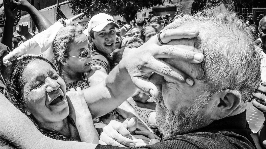 O ex-presidente Lula desembarca em Alagoas no dia 20 de agosto para cumprir uma agenda de visitas durante dois dias; a chamada "Caravana da Cidadania", que percorrerá de ônibus várias cidades do Nordeste, vai começar na Bahia e seguir pelo restante dos estados da região; visita do ex-presidente servirá para ele se reunir com aliados e com a população para discutir o "desmonte das políticas públicas" do governo do golpista Michel Temer (Foto: Voney Malta) O ex-presidente Lula desembarca em Alagoas no dia 20 de agosto para cumprir uma agenda de visitas durante dois dias; a chamada "Caravana da Cidadania", que percorrerá de ônibus várias cidades do Nordeste, vai começar na Bahia e seguir pelo restante dos estados da região; visita do ex-presidente servirá para ele se reunir com aliados e com a população para discutir o "desmonte das políticas públicas" do governo do golpista Michel Temer