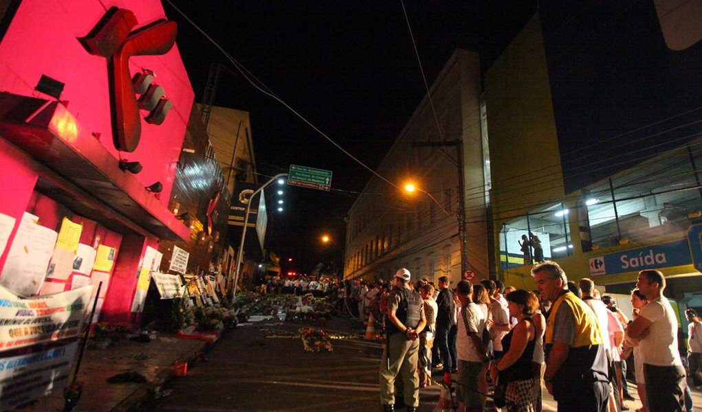 O pai de uma das vítimas do incêndio em 2013 na boate Kiss, em Santa Maria (RS), foi absolvido das acusações de calúnia e difamação; em artigo publicado no jornal Diário de Santa Maria, em abril de 2015, o réu afirmou que os promotores que cuidam do caso seriam coniventes com o prefeito da cidade, apesar dos indícios de irregularidades na concessão de autorizações para funcionamento do estabelecimento (Foto: Aquiles Lins) O pai de uma das vítimas do incêndio em 2013 na boate Kiss, em Santa Maria (RS), foi absolvido das acusações de calúnia e difamação; em artigo publicado no jornal Diário de Santa Maria, em abril de 2015, o réu afirmou que os promotores que cuidam do caso seriam coniventes com o prefeito da cidade, apesar dos indícios de irregularidades na concessão de autorizações para funcionamento do estabelecimento