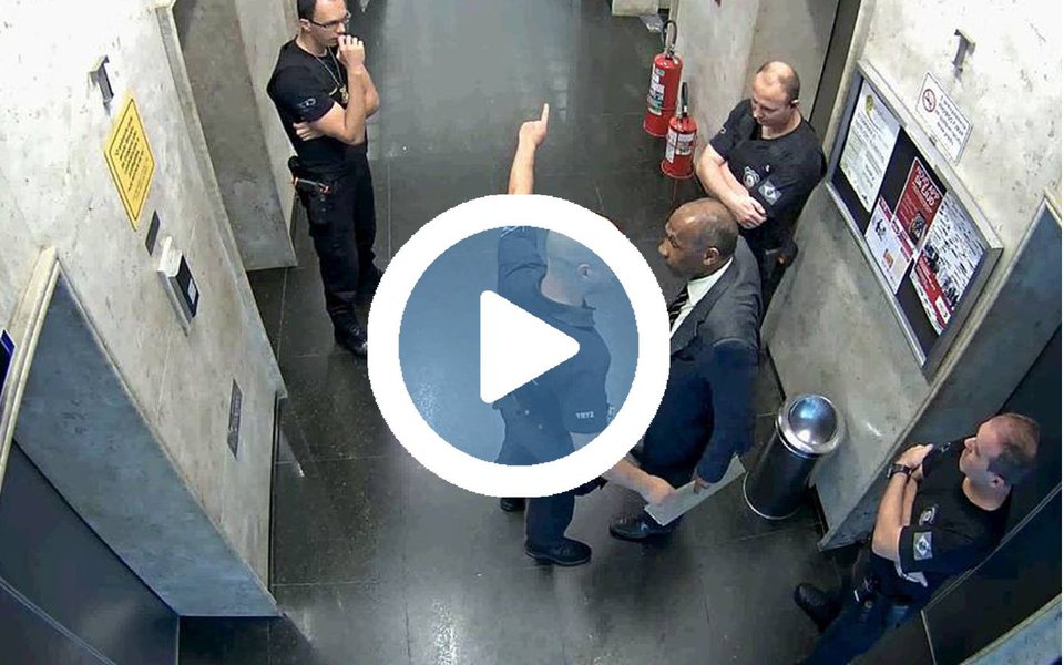 Manifestação ocorreu no local em que advogado sofreu a agressão, no centro de São Paulo; o advogado Flávio César Damasco foi hostilizado, algemado e levado a uma delegacia ao tentar entrar no Tribunal Regional do Trabalho, TRT da 2.ª Região, no centro de São Paulo; o caso aconteceu em 10 de novembro de 2016 (Foto: Gisele Federicce) Manifestação ocorreu no local em que advogado sofreu a agressão, no centro de São Paulo; o advogado Flávio César Damasco foi hostilizado, algemado e levado a uma delegacia ao tentar entrar no Tribunal Regional do Trabalho, TRT da 2.ª Região, no centro de São Paulo; o caso aconteceu em 10 de novembro de 2016