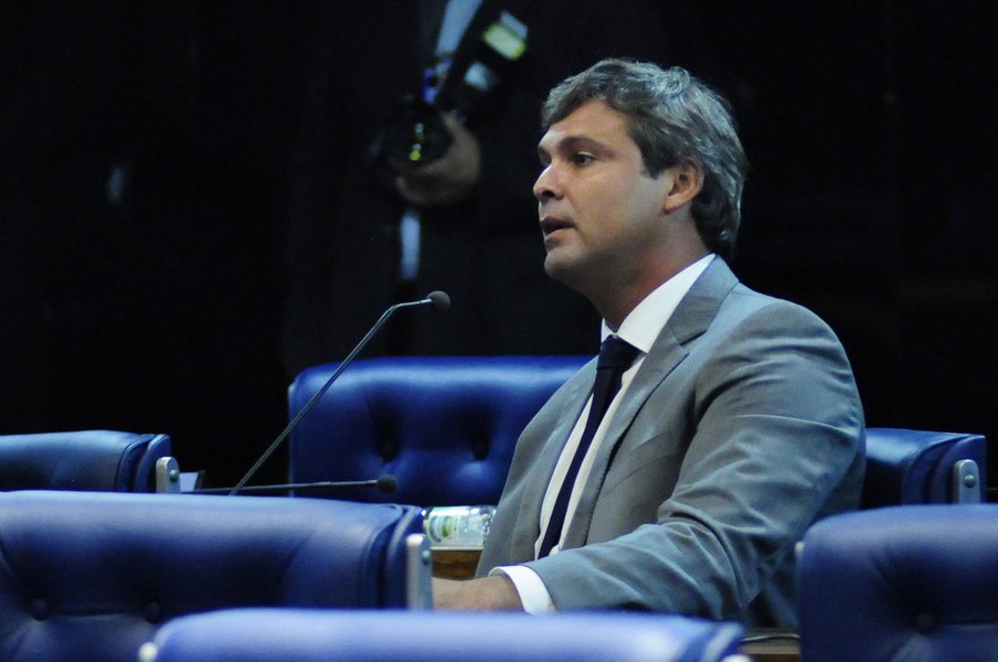Relatório do senador Lindbergh Farias (PT-RJ) que estabelece a realização de eleições diretas em caso de vacância nos três primeiros anos do mandato presidencial deve ir a votação na Comissão de Constituição e Justiça do Senado nesta quarta-feira, 31; proposta relatada por Lindbergh é de autoria do senador Reguffe (sem partido–DF), que fulmina a eleição indireta via colégio eleitoral formado pelo Congresso (Foto: Aquiles Lins) Relatório do senador Lindbergh Farias (PT-RJ) que estabelece a realização de eleições diretas em caso de vacância nos três primeiros anos do mandato presidencial deve ir a votação na Comissão de Constituição e Justiça do Senado nesta quarta-feira, 31; proposta relatada por Lindbergh é de autoria do senador Reguffe (sem partido–DF), que fulmina a eleição indireta via colégio eleitoral formado pelo Congresso