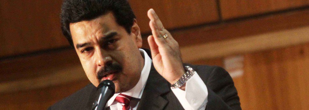 O presidente da Venezuela, Nicolás Maduro, afirmou que os 33 magistrados nomeados pelo Parlamento para substituir os juízes do Tribunal Supremo de Justiça (TSJ), considerados "ilegítimos" pelo órgão, serão presos "um a um" e terão os bens e contas bancárias congelados; "Estes que nomearam, usurpadores que andam por aí, todos serão presos, um a um, um atrás do outro. Todos vão presos e todos terão congelados os bens, as contas e tudo mais. E ninguém vai defendê-los", disse Maduro (Foto: Leonardo Lucena) O presidente da Venezuela, Nicolás Maduro, afirmou que os 33 magistrados nomeados pelo Parlamento para substituir os juízes do Tribunal Supremo de Justiça (TSJ), considerados "ilegítimos" pelo órgão, serão presos "um a um" e terão os bens e contas bancárias congelados; "Estes que nomearam, usurpadores que andam por aí, todos serão presos, um a um, um atrás do outro. Todos vão presos e todos terão congelados os bens, as contas e tudo mais. E ninguém vai defendê-los", disse Maduro