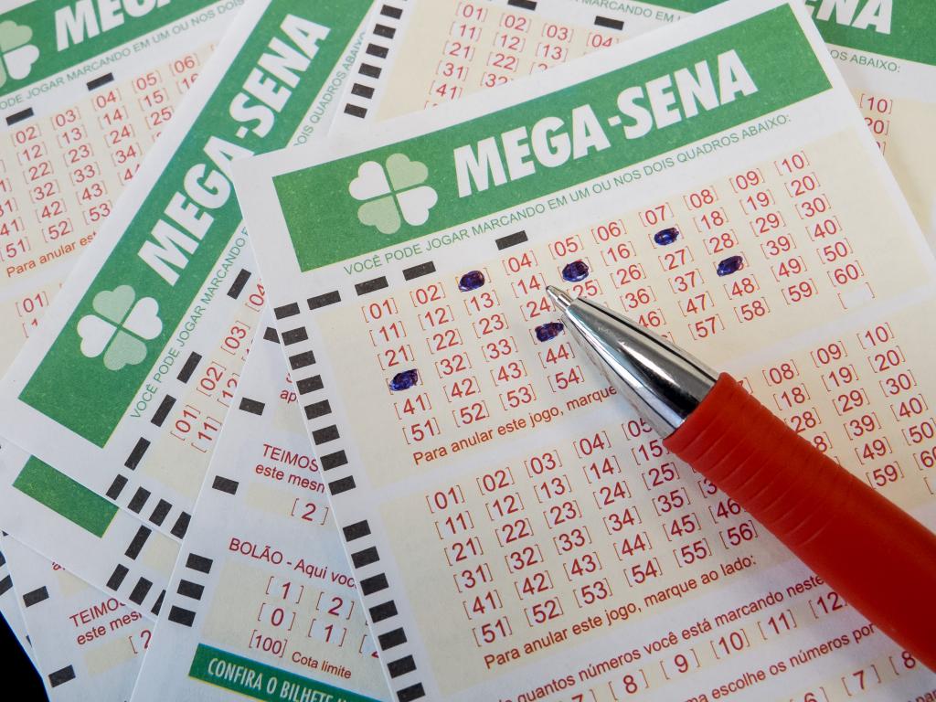 O ganhador ou ganhadora acertou sozinho as seis dezenas sorteadas no concurso 1.937 da Mega-Sena e levará o prêmio de R$ 6,3 milhões. O jogo foi realizado numa lotérica localizada num supermercado da Praia do Meireles. Os números sorteados foram 06,10, 24, 29, 43 e 55. Além do prêmio principal a Mega-Sena pagará a cada um dos 71 apostadores que acertaram cinco das seis dezenas o valor de R$ 24.966,25. Outras 4.055 apostas acertaram quatro números. Cada bilhete receberá R$ 624,48 (Foto: Fatima 247) O ganhador ou ganhadora acertou sozinho as seis dezenas sorteadas no concurso 1.937 da Mega-Sena e levará o prêmio de R$ 6,3 milhões. O jogo foi realizado numa lotérica localizada num supermercado da Praia do Meireles. Os números sorteados foram 06,10, 24, 29, 43 e 55. Além do prêmio principal a Mega-Sena pagará a cada um dos 71 apostadores que acertaram cinco das seis dezenas o valor de R$ 24.966,25. Outras 4.055 apostas acertaram quatro números. Cada bilhete receberá R$ 624,48