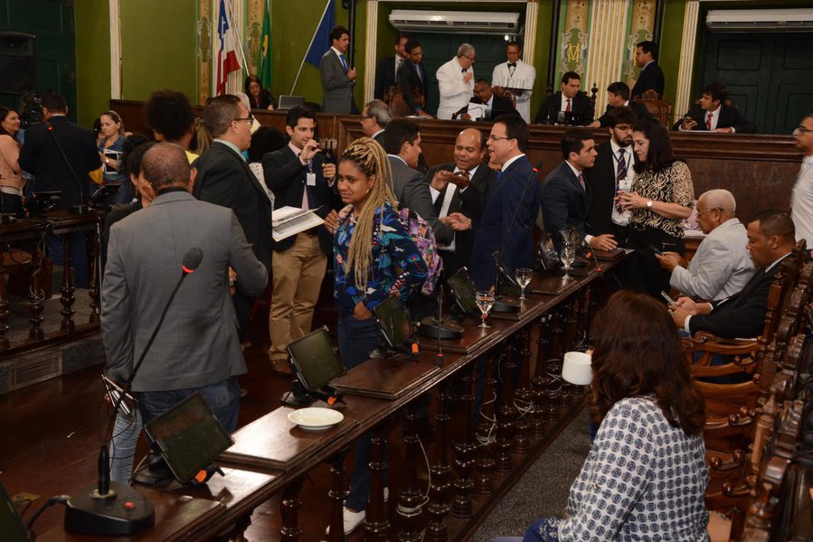 O pleito do próximo ano já movimenta os vereadores de Salvador que pretendem se candidatar a deputado (a) estadual ou federal; estimativa é de que pelo menos 15 dos 43 parlamentares devem se lançar à disputa; entre eles nomes considerados 'fortes' nos bastidores, como do presidente da Câmara, vereador Léo Prates (DEM), e seu antecessor, Paulo Câmara (PSDB); além deles, são especuladas ainda as candidaturas dos vereadores Alberto Braga; Cláudio Tinoco; Geraldo Junior; Alexandre Aleluia; Carlos Muniz; Cátia Rodrigues; Hiton Coelho; Lorena Brandão; Maurício Trindade; Orlando Palhinha; Suíca; Tiago Correia; Kiki Bispo e Sílvio Humberto (Foto: Romulo Faro) O pleito do próximo ano já movimenta os vereadores de Salvador que pretendem se candidatar a deputado (a) estadual ou federal; estimativa é de que pelo menos 15 dos 43 parlamentares devem se lançar à disputa; entre eles nomes considerados 'fortes' nos bastidores, como do presidente da Câmara, vereador Léo Prates (DEM), e seu antecessor, Paulo Câmara (PSDB); além deles, são especuladas ainda as candidaturas dos vereadores Alberto Braga; Cláudio Tinoco; Geraldo Junior; Alexandre Aleluia; Carlos Muniz; Cátia Rodrigues; Hiton Coelho; Lorena Brandão; Maurício Trindade; Orlando Palhinha; Suíca; Tiago Correia; Kiki Bispo e Sílvio Humberto