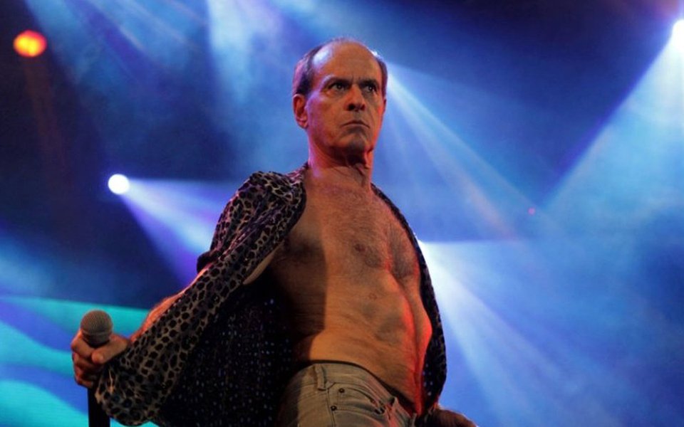 Em entrevista à Folha, cantor e compositor diz que se "enquadrar como 'o gay' seria muito confortável para o sistema"; ele acredita que Bolsonaro "não será presidente nunca" e que Michel Temer "está por um triz de ser saído do poder" (Foto: Gisele Federicce) Em entrevista à Folha, cantor e compositor diz que se "enquadrar como 'o gay' seria muito confortável para o sistema"; ele acredita que Bolsonaro "não será presidente nunca" e que Michel Temer "está por um triz de ser saído do poder"