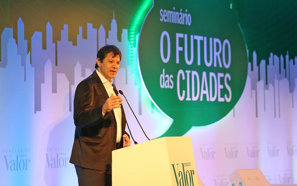 Em artigo na revista Piauí, o ex-prefeito de São Paulo Fernando Haddad diz que por trás do golpe parlamentar, o possível fim da Nova República; "O atual emparedamento de Temer coloca o país diante de um impasse, cujo desfecho ainda não é claro no momento em que concluo este texto. Só em 2018, se tudo der certo, saberemos se o Brasil do século XXI cabe no figurino da República Velha. Saberemos se o trabalhador que sentiu pela primeira vez a brisa ainda tênue da igualdade e da tolerância saberá prezá-la e cultivá-la", afirma (Foto: Aquiles Lins) Em artigo na revista Piauí, o ex-prefeito de São Paulo Fernando Haddad diz que por trás do golpe parlamentar, o possível fim da Nova República; "O atual emparedamento de Temer coloca o país diante de um impasse, cujo desfecho ainda não é claro no momento em que concluo este texto. Só em 2018, se tudo der certo, saberemos se o Brasil do século XXI cabe no figurino da República Velha. Saberemos se o trabalhador que sentiu pela primeira vez a brisa ainda tênue da igualdade e da tolerância saberá prezá-la e cultivá-la", afirma
