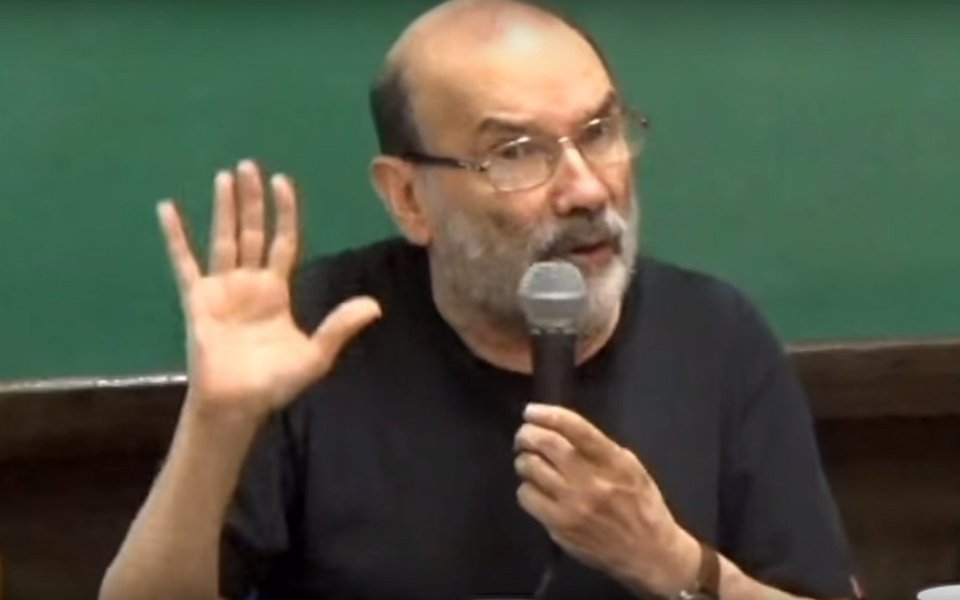 Professor emérito de Filosofia da Universidade de São Paulo (USP) Ruy Fausto defendeu neste domingo, 25, que o Partido dos Trabalhadores não pode mais exercer a hegemonia no campo da esquerda no Brasil; Fausto defende a formação de uma frente única progressista para a eleição presidencial de 2018 com, por exemplo, o ex-prefeito de São Paulo Fernando Haddad (PT) e o deputado estadual Marcelo Freixo (PSOL-RJ); "Às vezes, um dos melhores do PT com um dos melhores do PSOL poderia funcionar", afirmou (Foto: Aquiles Lins) Professor emérito de Filosofia da Universidade de São Paulo (USP) Ruy Fausto defendeu neste domingo, 25, que o Partido dos Trabalhadores não pode mais exercer a hegemonia no campo da esquerda no Brasil; Fausto defende a formação de uma frente única progressista para a eleição presidencial de 2018 com, por exemplo, o ex-prefeito de São Paulo Fernando Haddad (PT) e o deputado estadual Marcelo Freixo (PSOL-RJ); "Às vezes, um dos melhores do PT com um dos melhores do PSOL poderia funcionar", afirmou