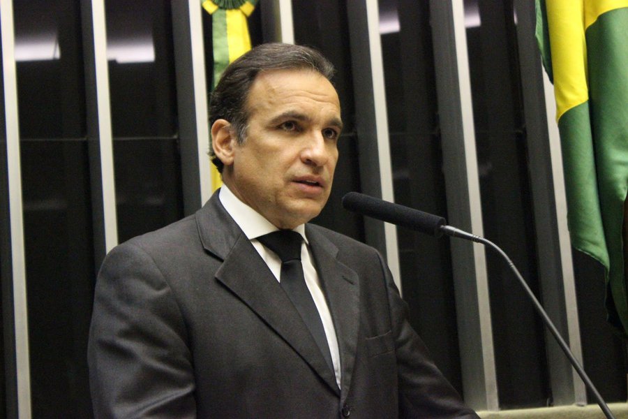 Deputado Hugo Leal (PSB-RJ), coordenador da bancada do Rio na Câmara, esteve reunido com o procurador Rodrigo Janot, e entregou junto com outros dois parlamentares o ofício apontando que dados sobre a crescente violência e sobre a situação da saúde justificam o pedido; ação do MPF-RJ havia pedido a aplicação de R$ 2,5 bilhões na saúde, valor que deixou de ser aplicado em 2016, o que fez o TCE-RJ rejeitar as contas do governador Luiz Fernando Pezão - governo aplicou 10% do orçamento na saúde e não 12% como determina a Constituição; violência também preocupa - número de homicídios no estado subiu 20% em 2016, no comparativo com 2015 (Foto: Leonardo Lucena) Deputado Hugo Leal (PSB-RJ), coordenador da bancada do Rio na Câmara, esteve reunido com o procurador Rodrigo Janot, e entregou junto com outros dois parlamentares o ofício apontando que dados sobre a crescente violência e sobre a situação da saúde justificam o pedido; ação do MPF-RJ havia pedido a aplicação de R$ 2,5 bilhões na saúde, valor que deixou de ser aplicado em 2016, o que fez o TCE-RJ rejeitar as contas do governador Luiz Fernando Pezão - governo aplicou 10% do orçamento na saúde e não 12% como determina a Constituição; violência também preocupa - número de homicídios no estado subiu 20% em 2016, no comparativo com 2015