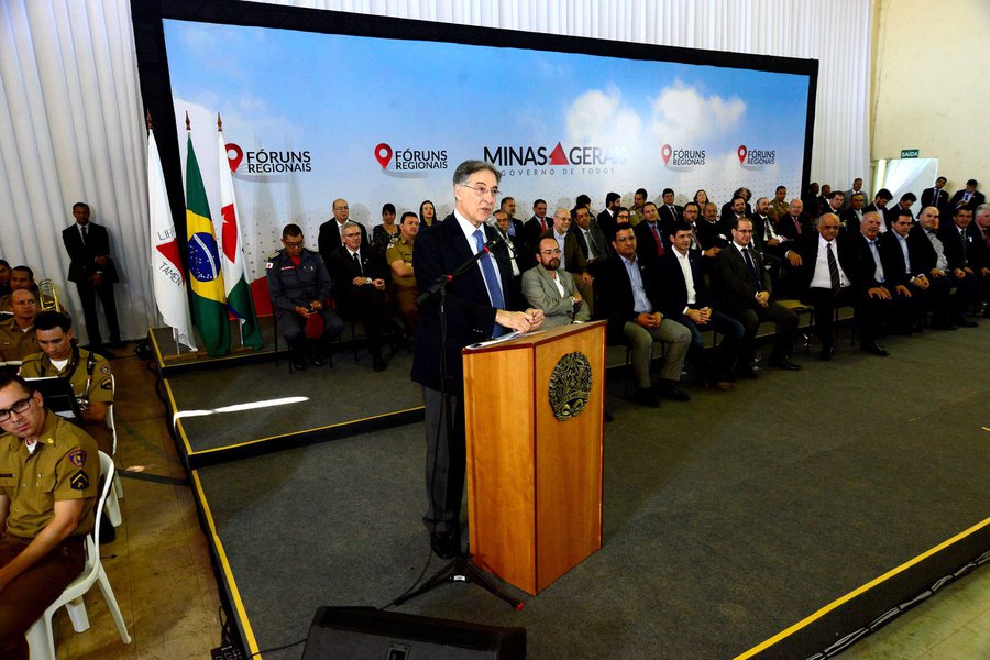 O governador de Minas, Fernando Pimentel, afirmou que o seu governo tem um modelo de gestão que ouve as pessoas; “É por isso que todo mundo diz que Minas é a síntese do Brasil, porque tudo que tem no Brasil tem um pouquinho aqui dentro”, disse; “É uma lógica diferente que a gente está trazendo para Minas Gerais e que está dando certo, ainda que com muita dificuldade, com um déficit orçamentário gigantesco. Nós estamos dando um exemplo para o Brasil com muita humildade, exemplo de trabalho e serenidade, construindo soluções de forma conjunta”; dados do Caged apontaram que Minas liderou a geração de empregos em junho no País (Foto: Leonardo Lucena) O governador de Minas, Fernando Pimentel, afirmou que o seu governo tem um modelo de gestão que ouve as pessoas; “É por isso que todo mundo diz que Minas é a síntese do Brasil, porque tudo que tem no Brasil tem um pouquinho aqui dentro”, disse; “É uma lógica diferente que a gente está trazendo para Minas Gerais e que está dando certo, ainda que com muita dificuldade, com um déficit orçamentário gigantesco. Nós estamos dando um exemplo para o Brasil com muita humildade, exemplo de trabalho e serenidade, construindo soluções de forma conjunta”; dados do Caged apontaram que Minas liderou a geração de empregos em junho no País