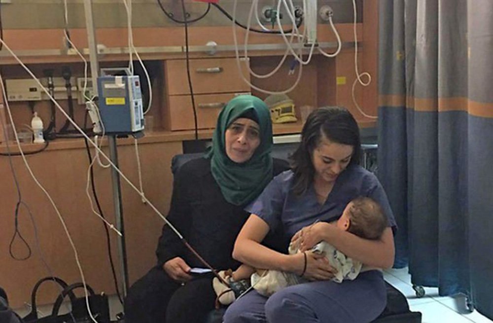 Um sopro de generosidade no conflito Israel-Palestina. Após bebê perder o pai e ter a mãe gravemente ferida em acidente, enfermeira judia se oferece para amamentar o bebê e história viraliza nas redes sociais (Foto: Charles Nisz) Um sopro de generosidade no conflito Israel-Palestina. Após bebê perder o pai e ter a mãe gravemente ferida em acidente, enfermeira judia se oferece para amamentar o bebê e história viraliza nas redes sociais