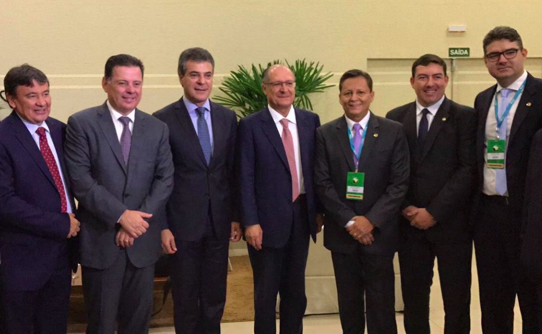 Presidente do Colegiado Nacional de Presidentes de Assembleias, o deputado goiano José Vitti (PSDB) coordena na manhã desta quinta-feira debate sobre a crise no Brasil e a saída para os estados na Conferência Anual da UNALE, que está sendo realizada em Foz do Iguaçu, no Paraná; os governadores Marconi Perillo (Goiás), Beto Richa (Paraná), Geraldo Alckmin (São Paulo) e Welligton Dias (Piauí), além do ministro da Saúde, Ricardo Barros, participam do painel, que é mediado pelo jornalista Heraldo Pereira, da Rede Globo (Foto: José Barbacena) Presidente do Colegiado Nacional de Presidentes de Assembleias, o deputado goiano José Vitti (PSDB) coordena na manhã desta quinta-feira debate sobre a crise no Brasil e a saída para os estados na Conferência Anual da UNALE, que está sendo realizada em Foz do Iguaçu, no Paraná; os governadores Marconi Perillo (Goiás), Beto Richa (Paraná), Geraldo Alckmin (São Paulo) e Welligton Dias (Piauí), além do ministro da Saúde, Ricardo Barros, participam do painel, que é mediado pelo jornalista Heraldo Pereira, da Rede Globo