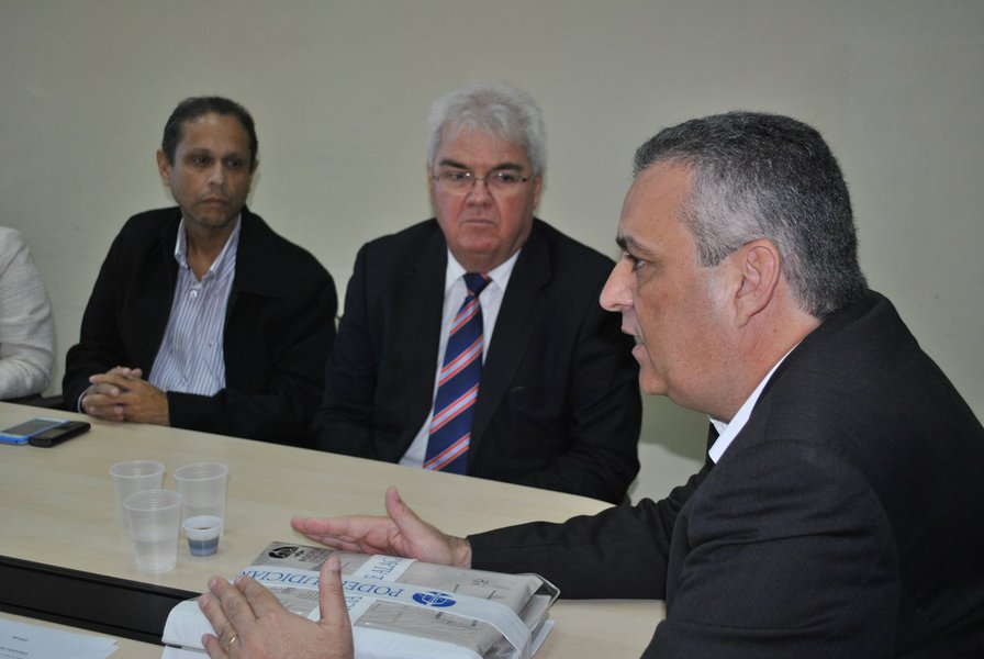 O Ministério Público de Alagoas vai reativar o grupo de trabalho do órgão - que foi criado em 2010 pós uma grande enchente no estado - para acompanhar de perto as ações do poder Executivo em relação às vítimas das chuvas; objetivo é evitar que todos os anos mais pessoas sejam vítimas das chuvas, além de saber quais posições foram tomadas acerca dos desabrigados de 2010; "Vou reativar as reuniões e saber quais providências foram adotadas. O que não pode mais acontecer é que, a cada inverno, se repita o número de óbitos por conta da inércia das autoridades", afirmou o procurador-geral de Justiça, Alfredo Gaspar de Mendonça (Foto: Voney Malta) O Ministério Público de Alagoas vai reativar o grupo de trabalho do órgão - que foi criado em 2010 pós uma grande enchente no estado - para acompanhar de perto as ações do poder Executivo em relação às vítimas das chuvas; objetivo é evitar que todos os anos mais pessoas sejam vítimas das chuvas, além de saber quais posições foram tomadas acerca dos desabrigados de 2010; "Vou reativar as reuniões e saber quais providências foram adotadas. O que não pode mais acontecer é que, a cada inverno, se repita o número de óbitos por conta da inércia das autoridades", afirmou o procurador-geral de Justiça, Alfredo Gaspar de Mendonça