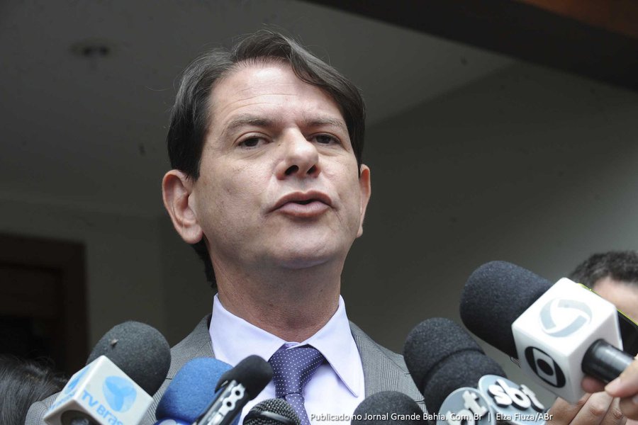 Em encontro regional do PDT-Ceará, no município de Itarema, o ex-governador Cid Gomes (PDT) defendeu-se das acusações do empresário Wesley Batista, da JBS, e disse que será candidato ao Senado em 2018, “para não deixar um ladrão assumir meu lugar”. “O Congresso Nacional precisa de políticos honestos e que trabalhem em nome da população”. O pedetista afirmou ainda que irá processar seu acusador por calúnia e difamação (Foto: Rodrigo Rocha) Em encontro regional do PDT-Ceará, no município de Itarema, o ex-governador Cid Gomes (PDT) defendeu-se das acusações do empresário Wesley Batista, da JBS, e disse que será candidato ao Senado em 2018, “para não deixar um ladrão assumir meu lugar”. “O Congresso Nacional precisa de políticos honestos e que trabalhem em nome da população”. O pedetista afirmou ainda que irá processar seu acusador por calúnia e difamação