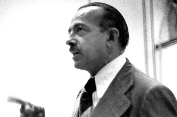 É possível que a justa homenagem a Freitas Nobre não represente uma ruptura com os atos protocolares das instâncias legislativas em batizar espaços públicos com nomes inadequados e impróprios. Mas serve de inspiração, esperança e reconhecimento a todos aqueles que deram o sangue e perderam a própria vida pela democracia no Brasil, que, pelo menos em Congonhas, será ponto de chegada e de partida (Foto: Marco Aurélio de Carvalho) É possível que a justa homenagem a Freitas Nobre não represente uma ruptura com os atos protocolares das instâncias legislativas em batizar espaços públicos com nomes inadequados e impróprios. Mas serve de inspiração, esperança e reconhecimento a todos aqueles que deram o sangue e perderam a própria vida pela democracia no Brasil, que, pelo menos em Congonhas, será ponto de chegada e de partida