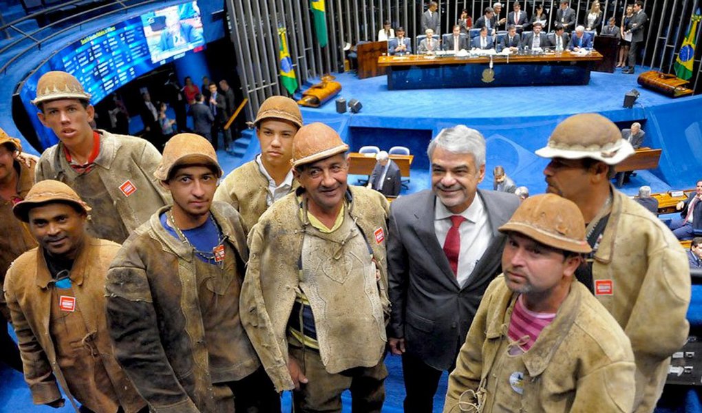 Congresso Nacional promulgou a Emenda Constitucional 96, que autoriza a prática da vaquejada no país; emenda acrescentou um parágrafo ao artigo 225 da Constituição Federal e determina que as práticas desportivas e manifestações culturais com animais não são consideradas cruéis; novo artigo determina ainda que a vaquejada seja registrada como "bem de natureza imaterial" e seja regulamentada por lei que garanta o bem-estar dos animais; festa é tradicional em várias cidades do interior do país, principalmente na região Nordeste; segundo a Associação Brasileira de Vaquejada, os eventos movimentam cerca de R$ 600 milhões e geram em torno de 700 mil empregos (Foto: Paulo Emílio) Congresso Nacional promulgou a Emenda Constitucional 96, que autoriza a prática da vaquejada no país; emenda acrescentou um parágrafo ao artigo 225 da Constituição Federal e determina que as práticas desportivas e manifestações culturais com animais não são consideradas cruéis; novo artigo determina ainda que a vaquejada seja registrada como "bem de natureza imaterial" e seja regulamentada por lei que garanta o bem-estar dos animais; festa é tradicional em várias cidades do interior do país, principalmente na região Nordeste; segundo a Associação Brasileira de Vaquejada, os eventos movimentam cerca de R$ 600 milhões e geram em torno de 700 mil empregos