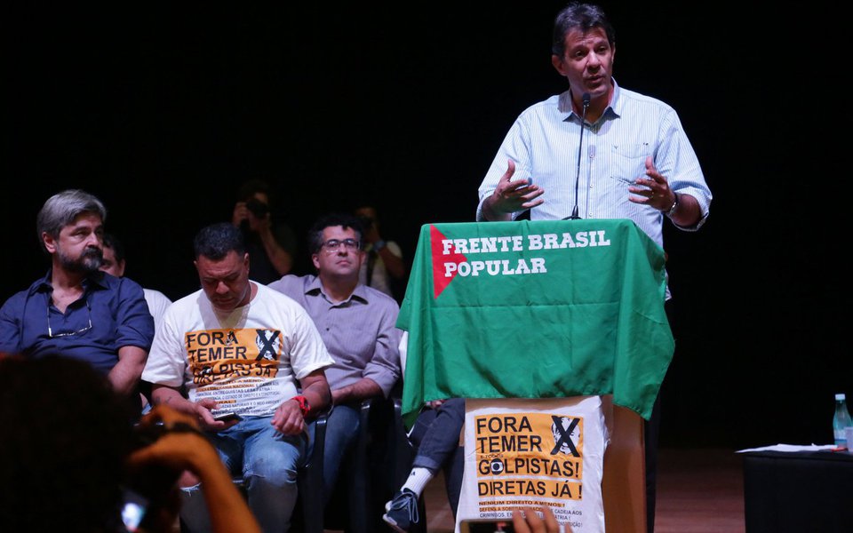 Ex-prefeito de São Paulo tem viajado pelo País desde junho; Fernando Haddad já foi ao Rio duas vezes, a Belo Horizonte e a Montes Claros, em Minas, a Goiânia e a Brasília, sempre palestrando em universidades e dando entrevistas a veículos da imprensa locais; o petista tem outras dez viagens já marcadas; em entrevista nesta semana, o ex-presidente Lula citou o nome do pupilo como possível candidato do PT à presidência caso ele seja impedido de concorrer (Foto: Gisele Federicce) Ex-prefeito de São Paulo tem viajado pelo País desde junho; Fernando Haddad já foi ao Rio duas vezes, a Belo Horizonte e a Montes Claros, em Minas, a Goiânia e a Brasília, sempre palestrando em universidades e dando entrevistas a veículos da imprensa locais; o petista tem outras dez viagens já marcadas; em entrevista nesta semana, o ex-presidente Lula citou o nome do pupilo como possível candidato do PT à presidência caso ele seja impedido de concorrer