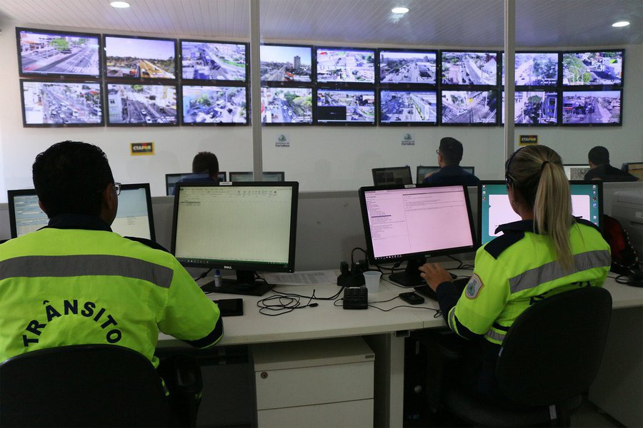 Para o Ministério Público Federal no Ceará (PMF/CE), além de não estarem regulamentados pelo Conselho Nacional de Trânsito (Contran), os equipamentos utilizados na capital permitem a invasão da privacidade e da intimidade de condutores e passageiros, violando direitos assegurados na Constituição Federal. O órgão quer ainda que, no julgamento da ação, a Justiça Federal determine a nulidade de todas as autuações registradas com base nas imagens realizadas pelas câmeras de alta definição utilizadas em Fortaleza (Foto: Rodrigo Rocha) Para o Ministério Público Federal no Ceará (PMF/CE), além de não estarem regulamentados pelo Conselho Nacional de Trânsito (Contran), os equipamentos utilizados na capital permitem a invasão da privacidade e da intimidade de condutores e passageiros, violando direitos assegurados na Constituição Federal. O órgão quer ainda que, no julgamento da ação, a Justiça Federal determine a nulidade de todas as autuações registradas com base nas imagens realizadas pelas câmeras de alta definição utilizadas em Fortaleza